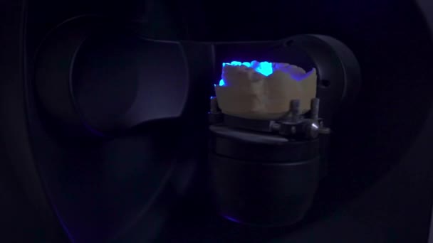 Impressão Dental Sob Luz Azul Scanner — Vídeo de Stock