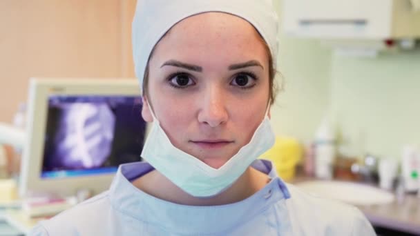 Retrato Una Joven Dentista Mirando Cámara — Vídeo de stock