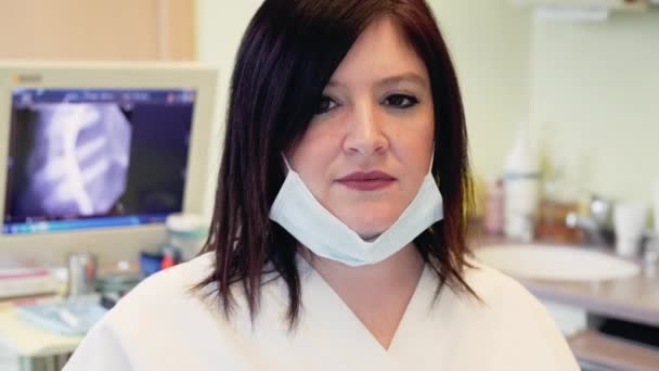 Retrato Del Dentista Femenino Mirando Cámara — Vídeo de stock