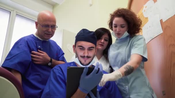 Dentistas Olhando Para Tablet Digital Conversando Milão Itália — Vídeo de Stock
