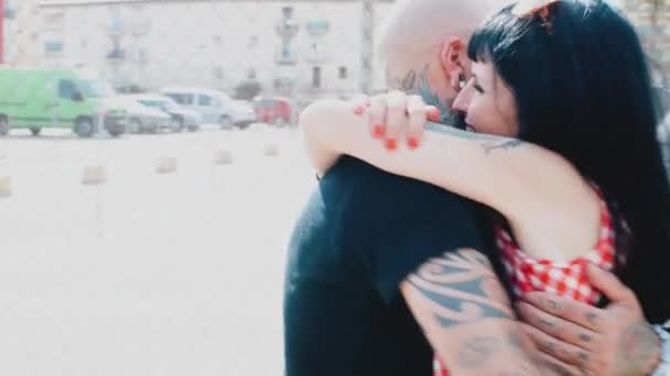 Hipster Casal Abraçando Girando — Vídeo de Stock