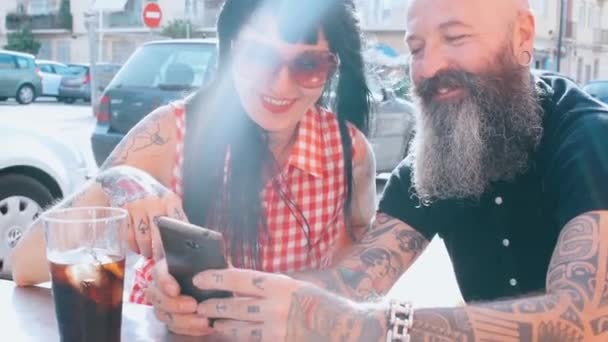 Hipster Çift Akıllı Telefon Bakarak Gülüyor — Stok video