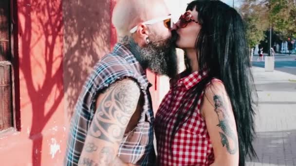 Hipster Pareja Besándose Bailando Acera — Vídeos de Stock