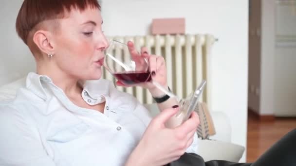 Ung Kvinna Som Använder Smartphone Och Dricker Vin — Stockvideo