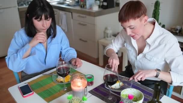 Duas Jovens Mulheres Comendo Bebendo Vinho — Vídeo de Stock