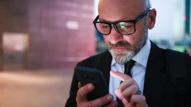 Empresario Usando Smartphone Sonriendo — Vídeos de Stock