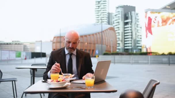 Бізнесмен Використовує Ноутбук Під Час Обіду — стокове відео