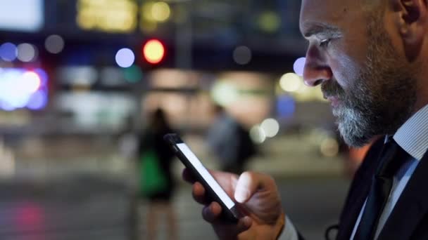 Primer Plano Del Hombre Negocios Utilizando Teléfono Inteligente Sonriendo — Vídeo de stock