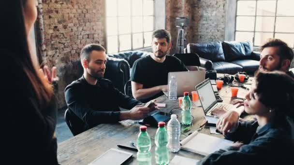 Jóvenes Haciendo Una Lluvia Ideas Mesa Oficina — Vídeos de Stock