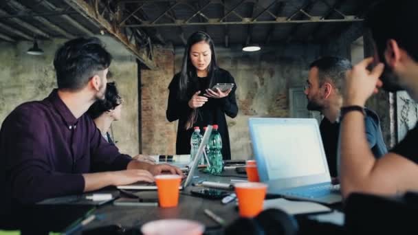 Jovens Brainstorming Mesa Escritório — Vídeo de Stock