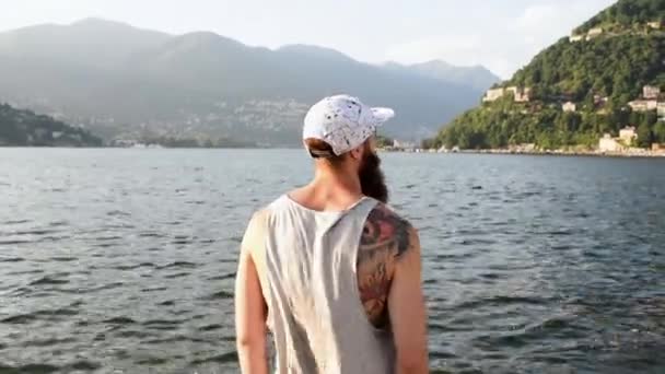 Göle Kadar Uzanan Genç Adam Como Talya — Stok video