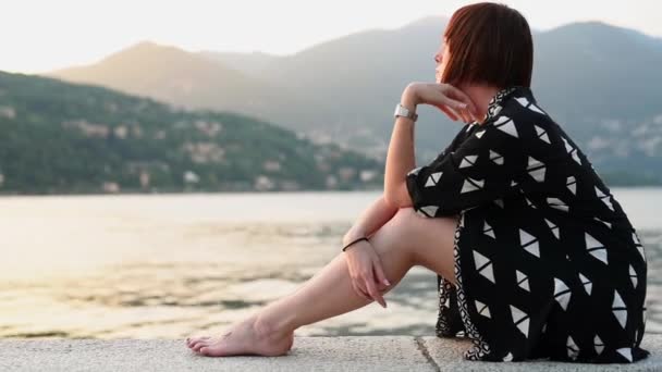 Jonge Vrouw Zittend Dijk Kijkend Naar Lake Como Italië — Stockvideo