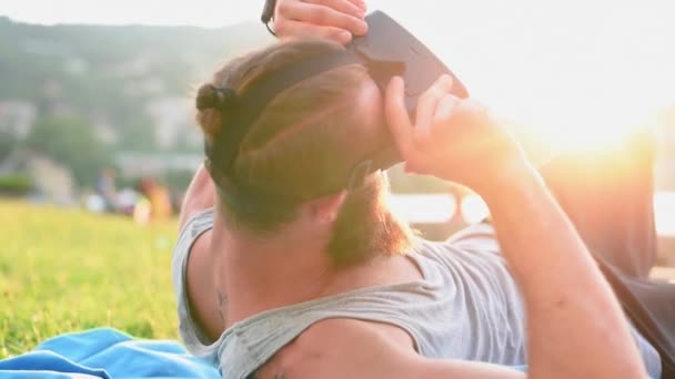 Jeune Homme Allongé Sur Herbe Utilisant Simulateur Réalité Virtuelle — Video