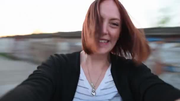 若い女性が回転して笑う — ストック動画