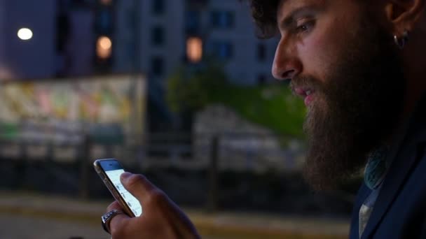 Homme Utilisant Smartphone Nuit — Video