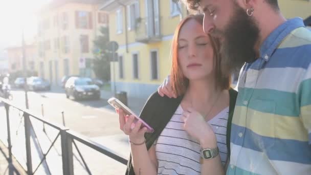 Couple Utilisant Smartphone Dans Rue — Video