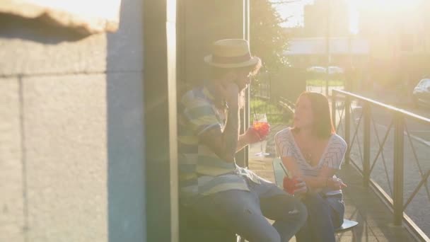 Paar Praten Drinken Cocktails Veranda — Stockvideo