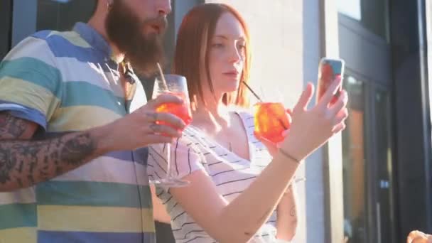 Casal Beber Cocktails Tomar Selfie — Vídeo de Stock