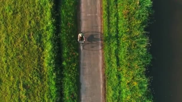 Vista Aérea Del Ciclismo Infantil Carril Bici — Vídeo de stock