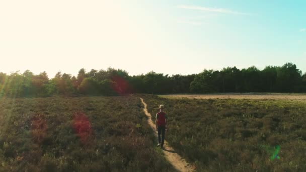 日没時に泥道を歩く少年 — ストック動画
