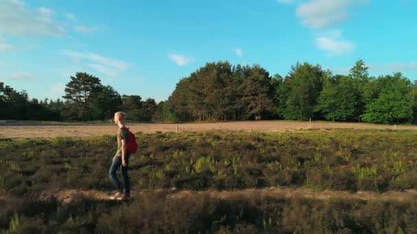 Вид Сбоку Мальчика Идущего Грунтовой Дороге — стоковое видео