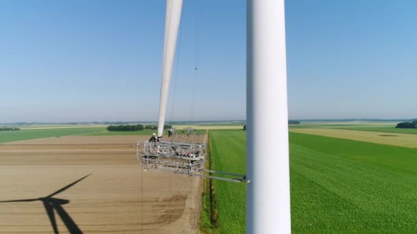Inżynierowie Naprawiający Łopatki Turbiny Wiatrowej — Wideo stockowe