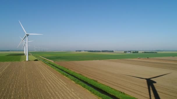 Ingénieurs Effectuant Des Travaux Maintenance Sur Les Pales Éoliennes — Video