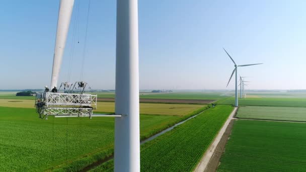 Ingenieros Que Realizan Trabajos Mantenimiento Palas Aerogeneradores Paisaje Rural — Vídeos de Stock