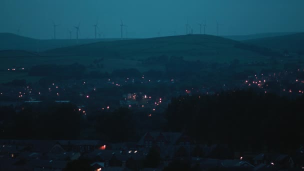 Пейзаж Пригородными Огнями Ветряными Турбинами Заднем Плане Рочдейл Англия Великобритания — стоковое видео
