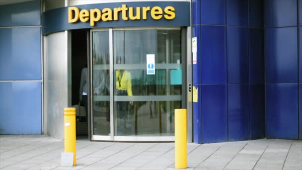 Mujeres Con Equipaje Ruedas Saliendo Del Aeropuerto — Vídeos de Stock