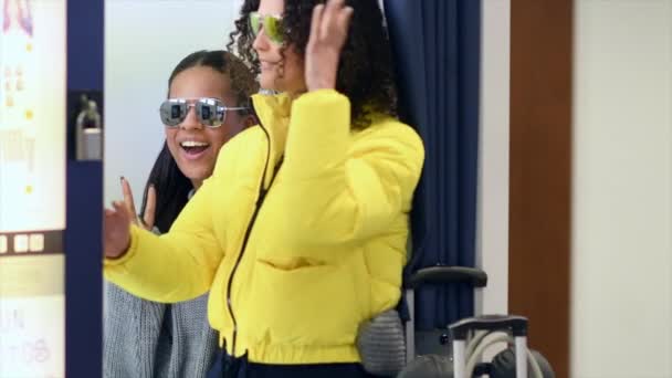 Mulheres Posando Cabine Fotos Aeroporto — Vídeo de Stock