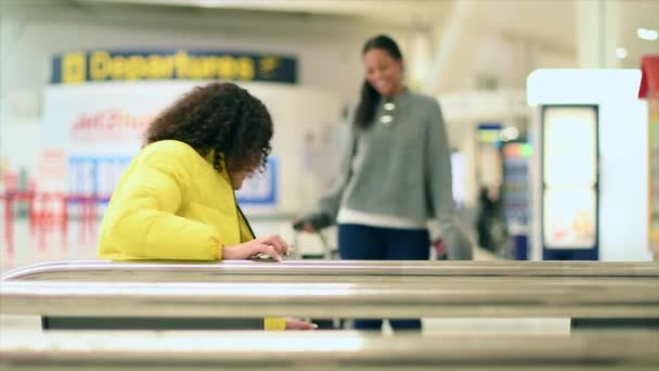 Женщина Приветствует Друга Аэропорту — стоковое видео