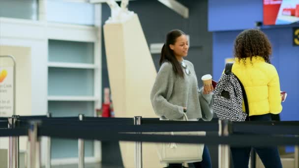 Mujeres Pie Hablando Aeropuerto — Vídeos de Stock