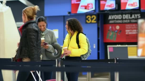 Mujeres Esperando Entre Las Barreras Del Cinturón Aeropuerto East Midlands — Vídeos de Stock