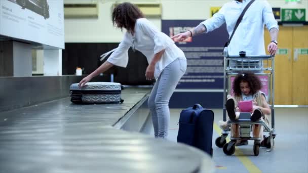 空港で車輪付き荷物を持つ家族 — ストック動画
