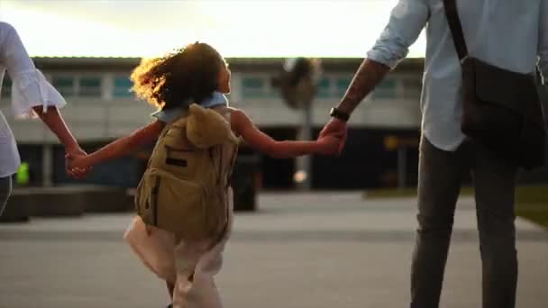 Familia Con Hija Caminando Con Equipaje Ruedas Aeropuerto — Vídeo de stock