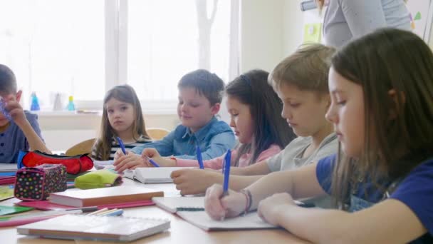 Lehrer Unterstützt Kinder Der Schule — Stockvideo