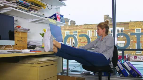 Frau Arbeitet Mit Den Füßen Büro Computer — Stockvideo