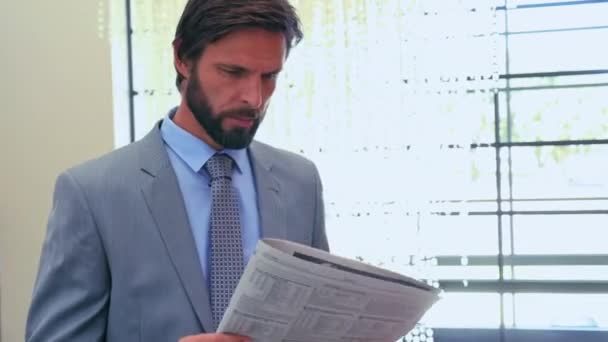 Businessman Reading Newspaper Office — Stock Video