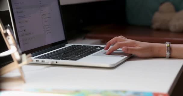 Mädchen Benutzt Laptop Schreibtisch Schlafzimmer Der Nacht — Stockvideo