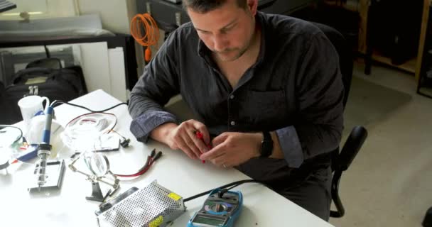 Hombre Trabajando Con Cable Eléctrico Casa — Vídeos de Stock