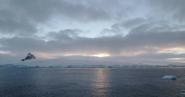 Moln Över Kanal Och Snötäckt Kust Damoy Point Vid Soluppgången — Stockvideo