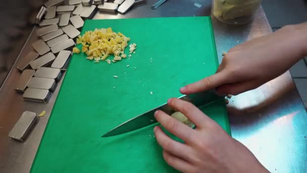 Мальчик Делает Мыло Кухне — стоковое видео