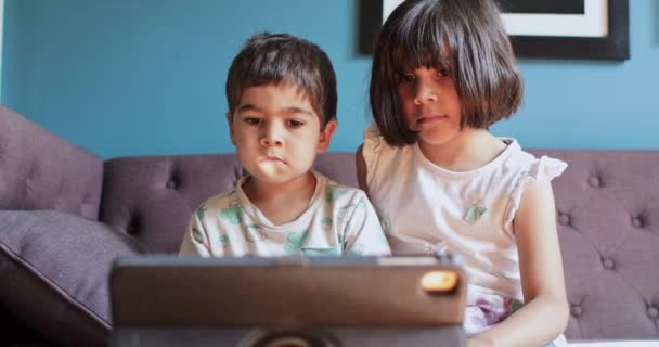 Dua Anak Menonton Film Tablet Rumah — Stok Video