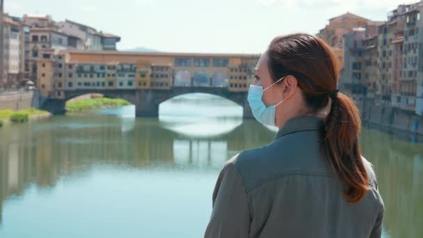 Vista Trasera Mujer Máscara Quirúrgica Pie Frente Ponte Vecchio Florencia — Vídeo de stock