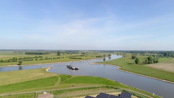 Solpaneler Och Vindkraftverk Lantligt Landskap Zutphen Overijssel Nederländerna — Stockvideo