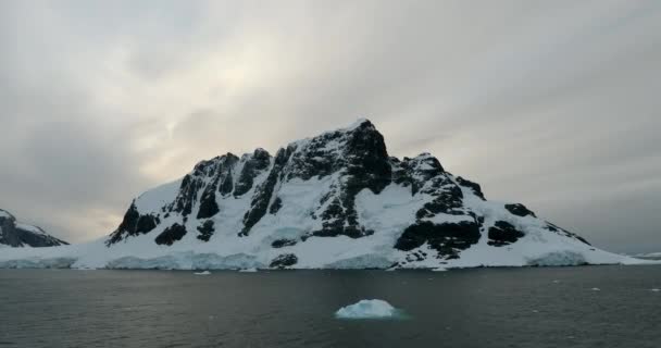 Canal Lemaire Com Montanha Coberta Neve Pôr Sol Antártida — Vídeo de Stock