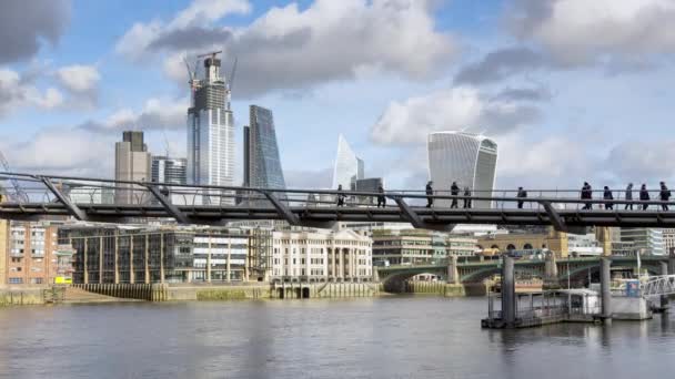 Mensen Steken Millennium Bridge Wolkenkrabbers Stad Achtergrond City London Londen — Stockvideo