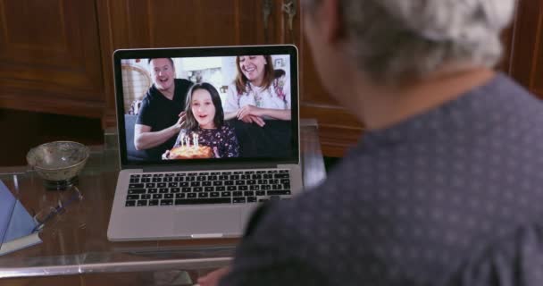 Donna Che Videochiamate Con Famiglia Che Festeggia Compleanno — Video Stock