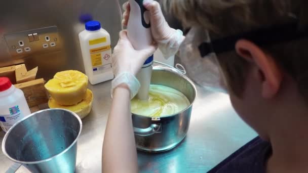 男の子は石鹸を作ります 電気ミキサーで鍋に成分を混合 — ストック動画